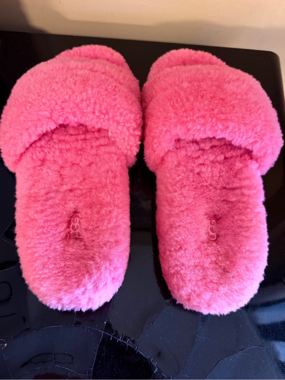 UGG
Cozetta Curly Slide Slippers in a vibrant hot pink colorway - Picture 4 of 9